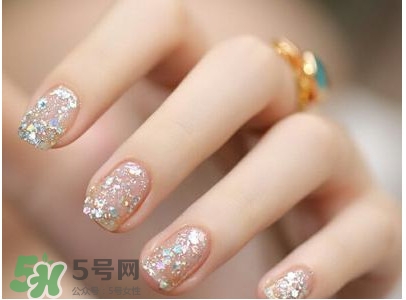 腳上的灰指甲怎么治療？腳上的灰指甲的治療方法