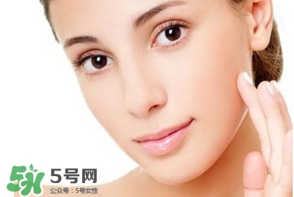 怎么去除疤痕?。咳绾稳コ毯塾?></p><p>方法三 維生素去疤法</p><p>去疤或許沒有那么容易，但是維生素絕對(duì)是去疤的好幫手。而維生素C是美白的圣品，因此如果疤痕顏色較深的話，我們可以試著把維生素C弄成粉末涂抹在疤痕上，這樣能夠有效降低疤痕的色素沉淀，促進(jìn)美白。另外維生素B具有潤(rùn)膚的作用，能夠增強(qiáng)皮膚的彈性，而且比較容易滲透皮膚進(jìn)入皮下。因此，我么可以用針將維生素E的膠囊刺破，取出里面的藥液涂抹于疤痕上，輕柔十分鐘，每天兩次即可去疤。</p><h3>疤痕修復(fù)期注意事項(xiàng)</h3><p>1.防疤重于治疤，平時(shí)要注意安全，皮膚一旦受到損傷就會(huì)留下可惡的疤痕。</p><p>2.留下疤痕后要調(diào)整好心態(tài)，放下心理負(fù)擔(dān)，積極進(jìn)行疤痕修復(fù)。</p><p style=