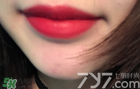 美寶蓮女皇色是哪個(gè)色號(hào)？美寶蓮女皇色口紅試色