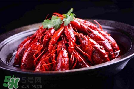 吃小龍蝦可以吃菠蘿嗎？小龍蝦和菠蘿能一起吃嗎？