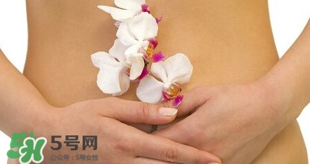 月經(jīng)量少顏色發(fā)黑是怎么回事？月經(jīng)量少怎么辦