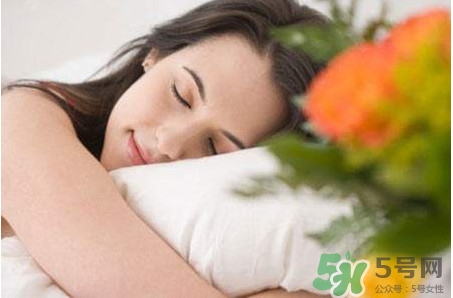 睡覺手腳發(fā)麻是怎么回事？睡覺手腳發(fā)麻是什么原因