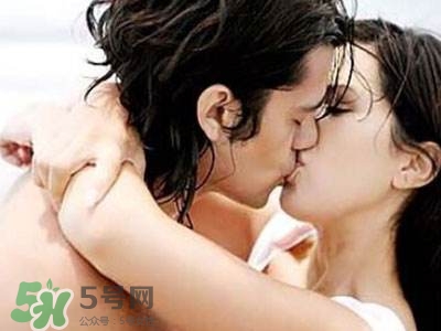 接吻時(shí)男生的手放哪里？接吻時(shí)男人的手摸哪里暴露性格