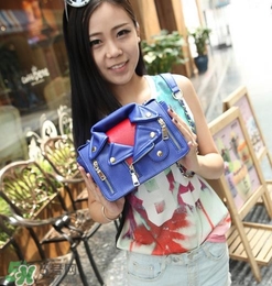 moschino機(jī)車包正品多少錢？莫斯奇諾機(jī)車包專柜價(jià)格