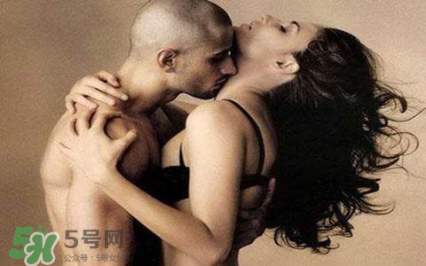 男人為什么喜歡抓女人的胸？男人摸女人的胸部