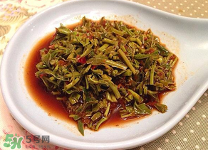 涼拌香椿要過水嗎？香椿涼拌前需要用開水焯一下嗎？