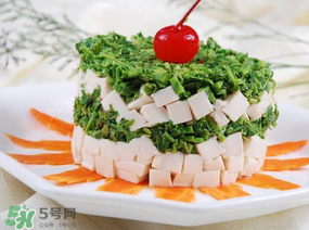 香椿拌豆腐怎么做好吃？香椿拌豆腐放什么油？