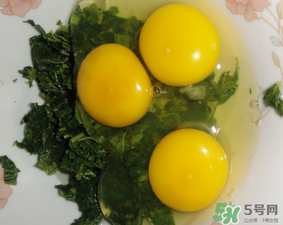 痛風(fēng)能吃香椿炒雞蛋嗎？痛風(fēng)患者吃香椿炒雞蛋好嗎？