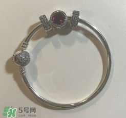 潘多拉美女與野獸手鏈?zhǔn)鞘裁床馁|(zhì)？pandora美女與野獸是銀的嗎？