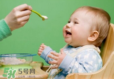 四個(gè)月的寶寶可以喝果汁嗎？寶寶四個(gè)月能喝果汁嗎？