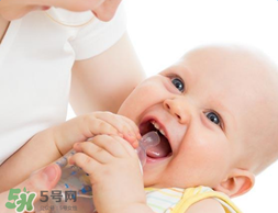 寶寶喝水喝奶要分開用奶瓶嗎？奶瓶喝水和喝奶要分開嗎？