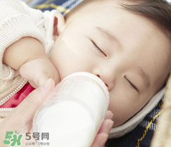 寶寶喝水喝奶要分開用奶瓶嗎？奶瓶喝水和喝奶要分開嗎？