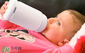 寶寶喝水喝奶要分開用奶瓶嗎？奶瓶喝水和喝奶要分開嗎？