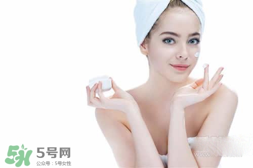 肌底液晚上可以用嗎？肌底液白天還是晚上用