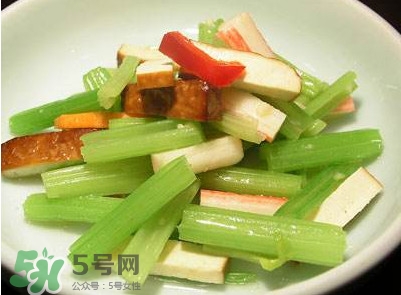 芹菜怎么炒好吃？芹菜怎么炒不苦