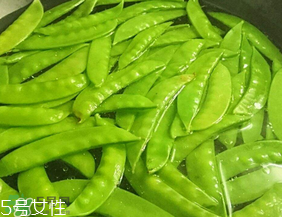 ?炒荷蘭豆要焯水嗎？荷蘭豆不焯水能吃嗎？