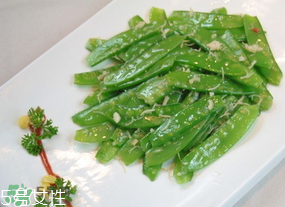 ?炒荷蘭豆要焯水嗎？荷蘭豆不焯水能吃嗎？