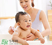 寶寶流鼻涕了還能洗澡嗎？寶寶夏天感冒能不能洗澡？
