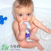 寶寶流鼻涕了還能洗澡嗎？寶寶夏天感冒能不能洗澡？