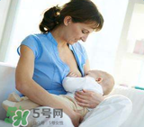 我的奶水發(fā)黃是怎么回事？ 哺乳期奶水發(fā)黃還可以喂奶嗎？