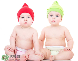 如何判斷新生兒已經(jīng)吃飽？新生兒吃飽了有什么表現(xiàn)？