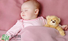 如何判斷新生兒已經(jīng)吃飽？新生兒吃飽了有什么表現(xiàn)？
