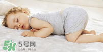 小孩開(kāi)著燈睡覺(jué)好嗎？寶寶睡覺(jué)開(kāi)著燈對(duì)身體有危害嗎？