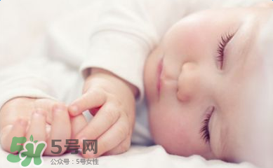 小孩開(kāi)著燈睡覺(jué)好嗎？寶寶睡覺(jué)開(kāi)著燈對(duì)身體有危害嗎？