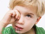 寶寶總是拿手揉眼睛是怎么了？寶寶眼睛癢怎么處理？