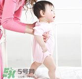 寶寶一歲多了還不會(huì)走路怎么辦？寶寶走路晚是什么原因造成的