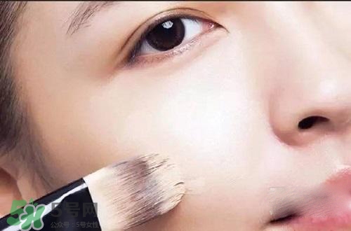 粉底液可以涂在眼部嗎？粉底液涂在眼部有什么危害？