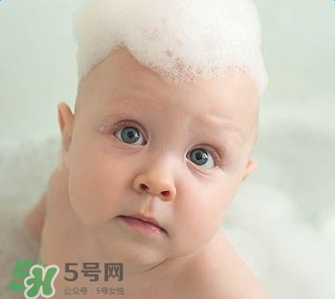 寶寶頭皮上的污垢可以摳掉嗎？寶寶頭上的頭垢該怎么處理？