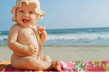 夏日海邊寶寶游泳怎么防曬？海邊親子游泳防曬注意事項
