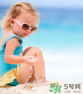 夏日海邊寶寶游泳怎么防曬？海邊親子游泳防曬注意事項