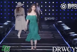 穿著高跟鞋翻跟頭走t臺模特同款綠色裙子是什么牌子？