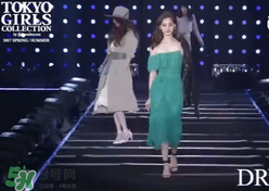 穿著高跟鞋翻跟頭走t臺模特同款綠色裙子是什么牌子？