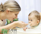 嬰兒吃魚肝油能打預(yù)防針嗎？嬰兒吃魚肝油影不影響打預(yù)防針？