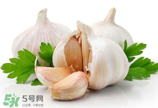 蒜頭能生吃嗎？蒜頭生吃好還是熟吃好