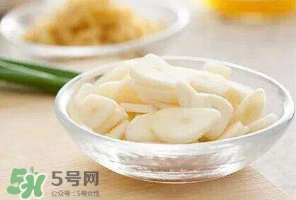 生吃蒜頭有什么好處？生吃蒜頭的功效和作用