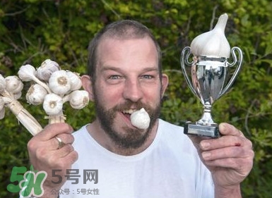 生吃蒜頭有什么好處？生吃蒜頭的功效和作用