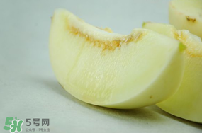 為什么吃甜瓜會嗓子疼？吃甜瓜嗓子疼怎么辦？