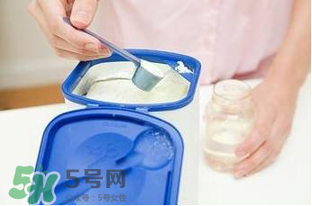 開水沖奶粉會破壞營養(yǎng)嗎？什么水溫沖奶粉好？