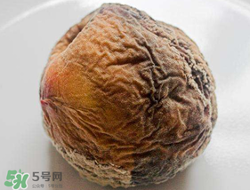 ?桃子發(fā)霉了還可以吃嗎？吃了發(fā)霉的桃子怎么辦？