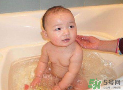 夏天嬰兒洗澡水溫多少度合適？夏天嬰兒洗澡水溫需要多少度？