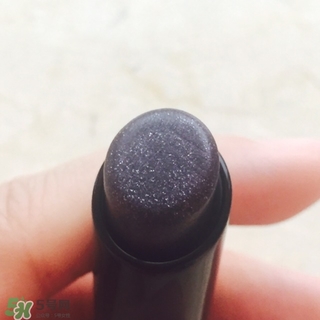 嬌蘭小黑裙007顯色嗎？嬌蘭小黑裙007適合唇色淺的嗎？
