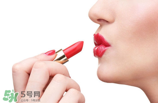 哺乳期能不能涂口紅呢？哺乳期涂口紅對寶寶有危害嗎？