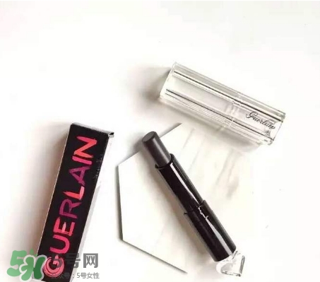 嬌蘭小黑裙007顯色嗎？嬌蘭小黑裙007適合唇色淺的嗎？