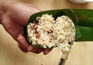 包粽子是生米還是熟米？包粽子的米是煮的還是生的？