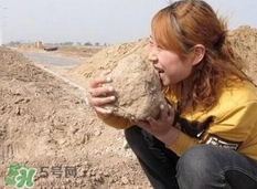 女子30年吃1噸土 異食癖是缺什么？