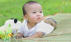 夏天寶寶睡覺穿什么好？夏天寶寶睡覺能光著睡嗎？